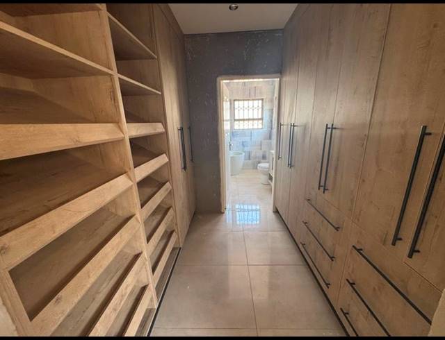 4 BEDROOM HOUSE FOR SALE IN AERORAND